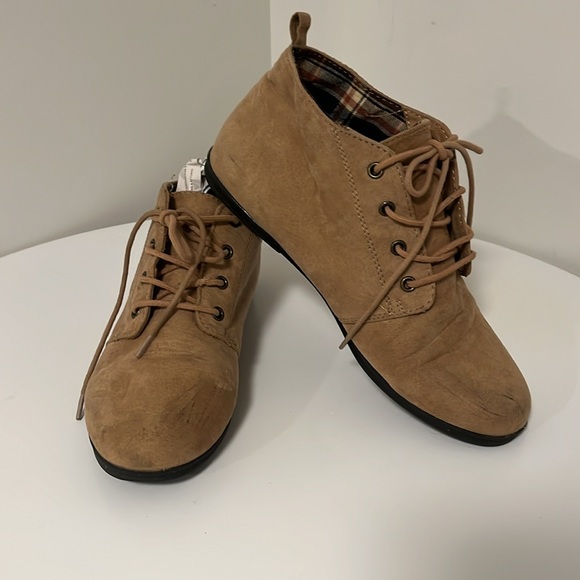 Forever 21 flat beige suede booties - Picture 2 of 7